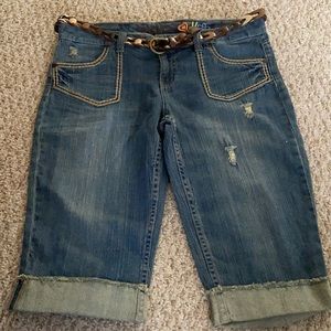Mudd jean capris, with belt, undamaged